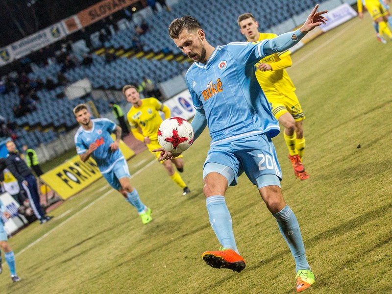 Tamás Priskin z ŠK Slovan Bratislava v súboji o loptu