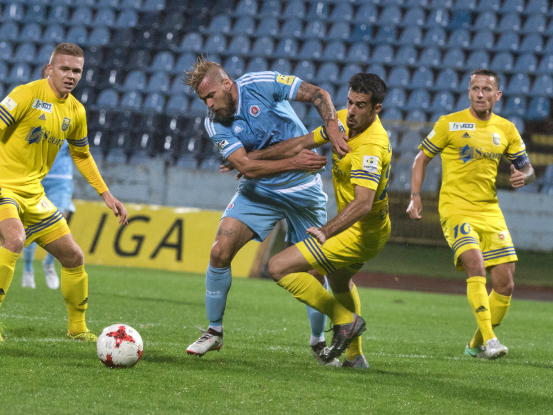 Na snímke v popredí vpravo José Carrillo (Michalovce) a vľavo Jakub Mareš (Slovan)