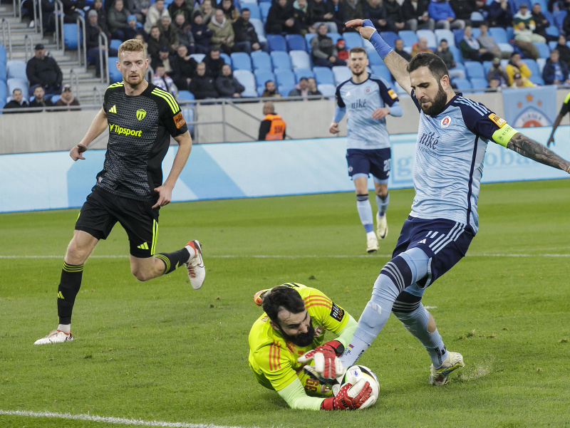 Na snímke zľava Matej Hrádecký, brankár Martin Junas (obaja Skalica) a Tigran Barseghjan (Slovan)