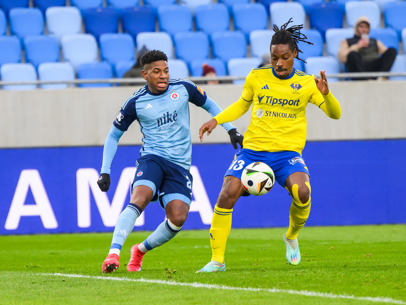 Na snímke zľava Cesar Blackman (Slovan) a Kingsley Madu (Zemplín) 