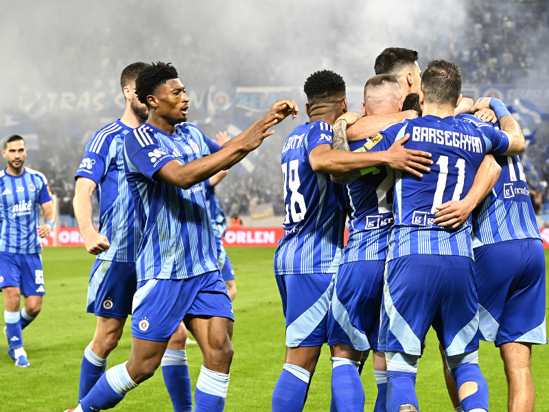 Na snímke futbalisti Slovana sa tešia zo streleného gólu