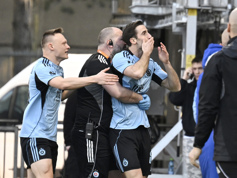 Na snímke vpravo strelec gólu Andraž Šporar (Slovan) a vľavo Nino Marcelli (Slovan)