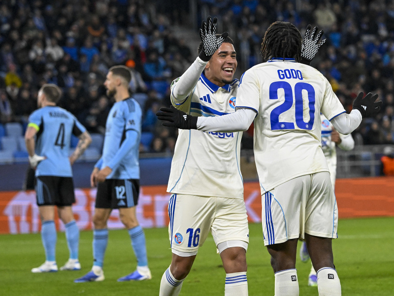 Vpravo Martial Godo a Kendry Páez, obaja z RC Štrasburg sa tešia po vlastnom góle Alasana Yirajanga z ŠK Slovan Bratislava