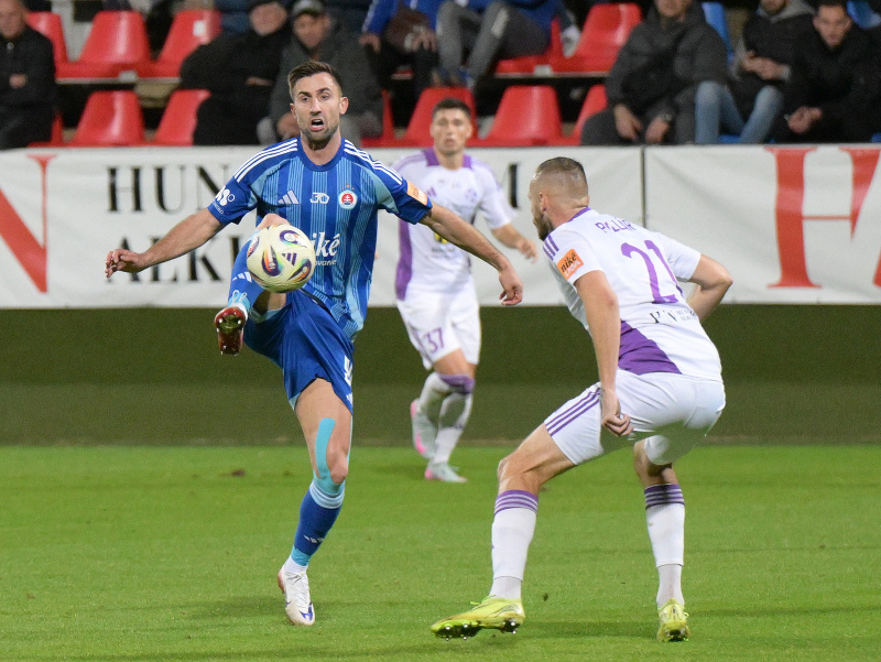 Zľava Andraž Šporar (Bratislava) a Róbert Pillár (Komárno) v súboji o loptu