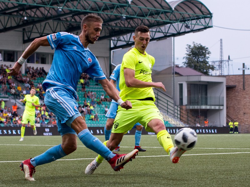 Zľava: Kornel Saláta z ŠK Slovan Bratislava a Róbert Boženík z MŠK Žilina