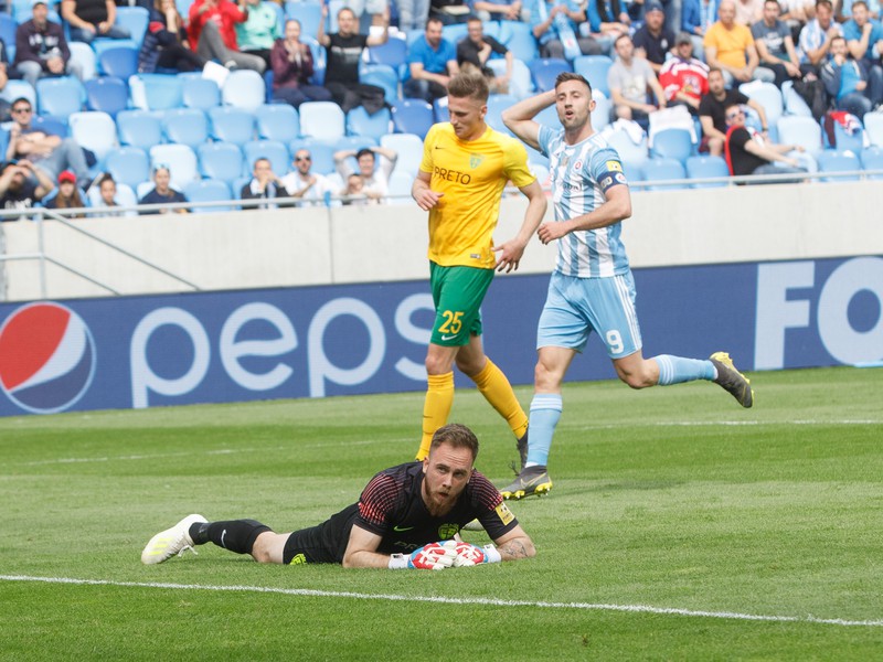 Zľava: Brankár Dominik Holec z MŠK Žilina, Filip Kaša z MŠK Žilina a Andraž Šporar z ŠK Slovan Bratislava