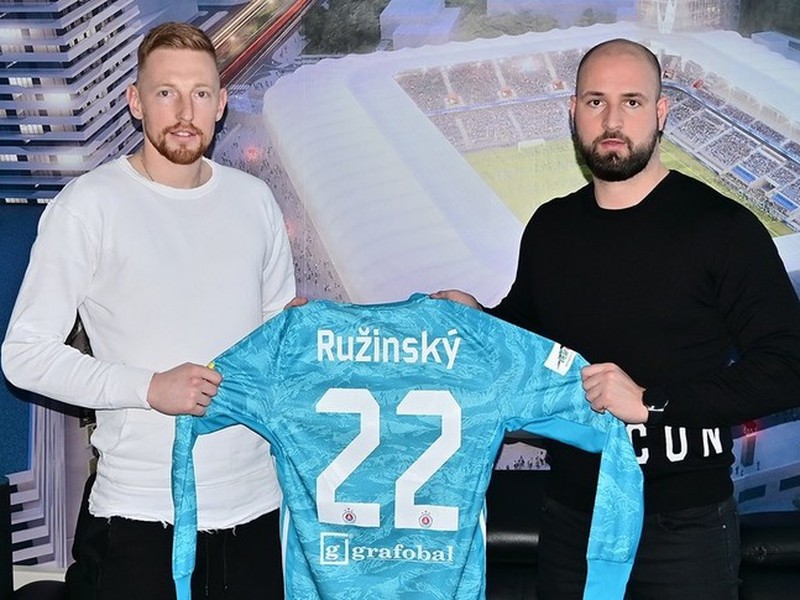 ŠK Slovan Bratislava predĺžil zmluvu s brankárom Matúšom Ružinským