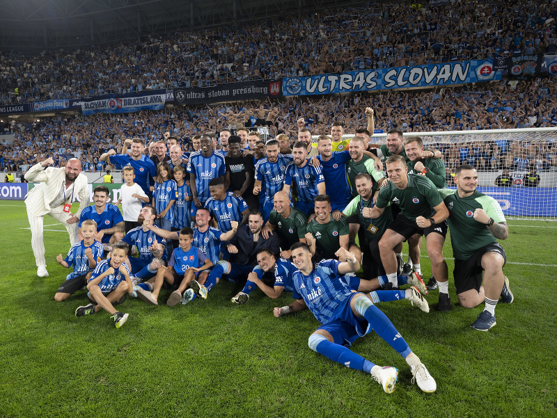 Radosť hráčov ŠK Slovan Bratislava po skončení zápasu 