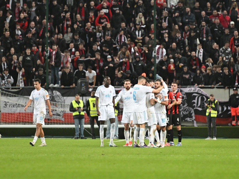 Na snímke radosť hráčov Slovana po strelení gólu