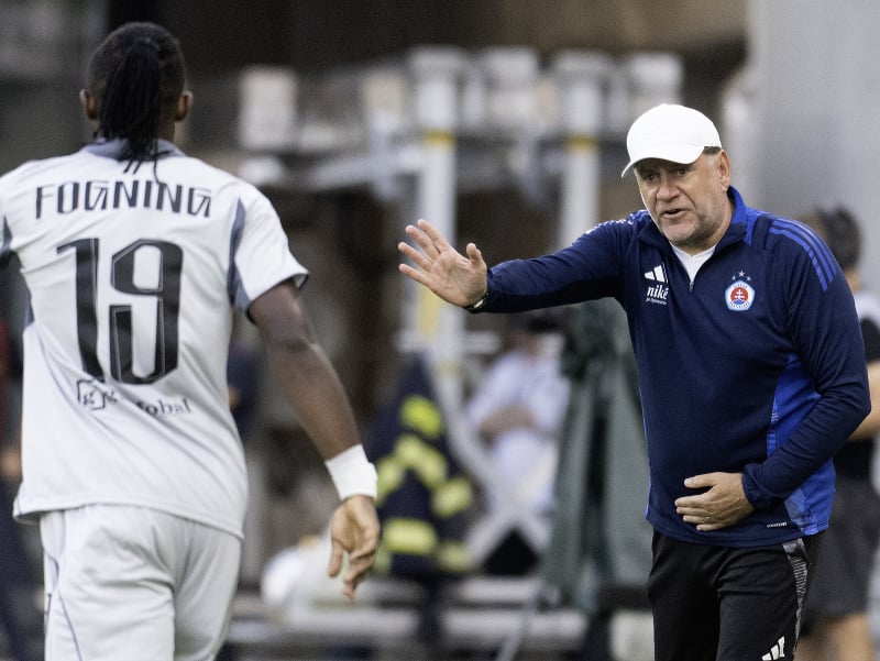 Na snímke sprava tréner futbalistov Slovana Vladimír Weiss starší a nový hráč Slovana Sidoine Fogning