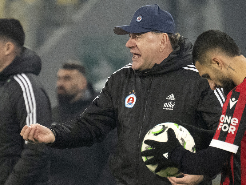Na snímke tréner tímu Slovana Vladimír Weiss st. počas stretnutia 5. kola ligovej fázy Konferenčnej ligy UEFA FK Škendija Tetovo