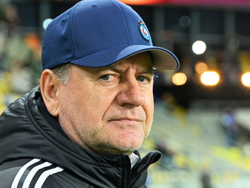 tréner Slovana Vladimír Weiss st. sleduje zápas 19. kola futbalovej Niké ligy