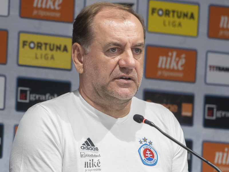 Na snímke tréner ŠK Slovan Bratislava Vladimír Weiss st. počas tlačovej konferencie