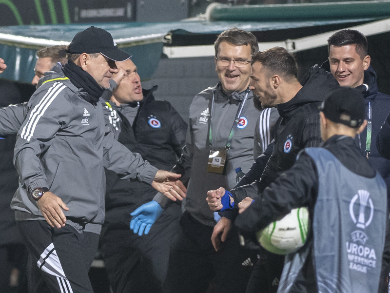 Na snímke vľavo tréner Slovana Vladimír Weiss st. ide objať strelca dvoch gólov Aleksandra Čavriča