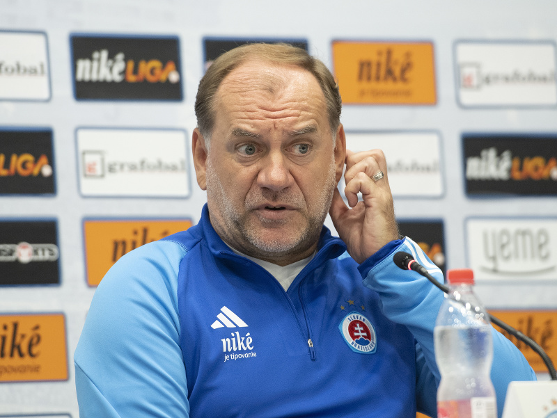 Tréner Vladimír Weiss st. počas tlačovej konferencii Slovana
