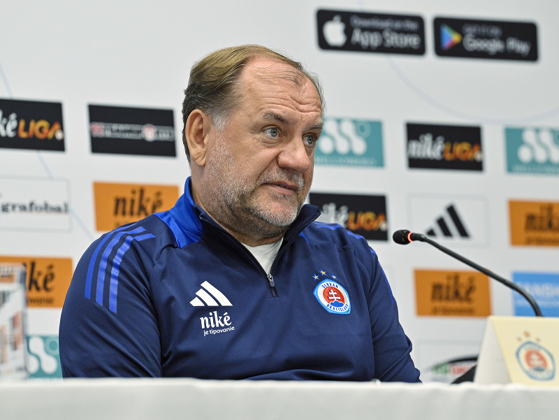 Tréner Vladimír Weiss počas tlačovej konferencie ŠK Slovan Bratislava