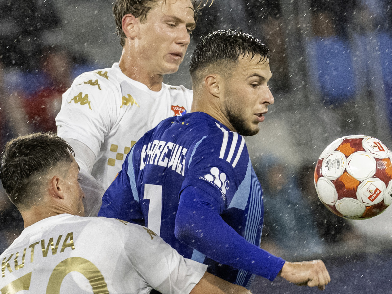 Na snímke sprava nová posila Slovana Mykola Kucharevič, hráči Wisly Jakub Krzyzanowski a Mariusz Kutwa
