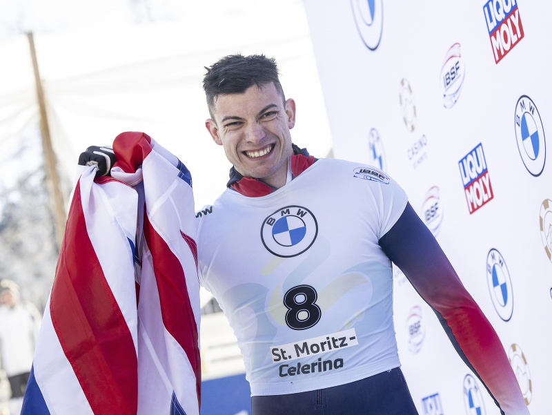 Brit Matt Weston sa teší po zisku zlatej medaily v súťaži mužov na MS v skeletone vo švajčiarskom St. Moritzi 