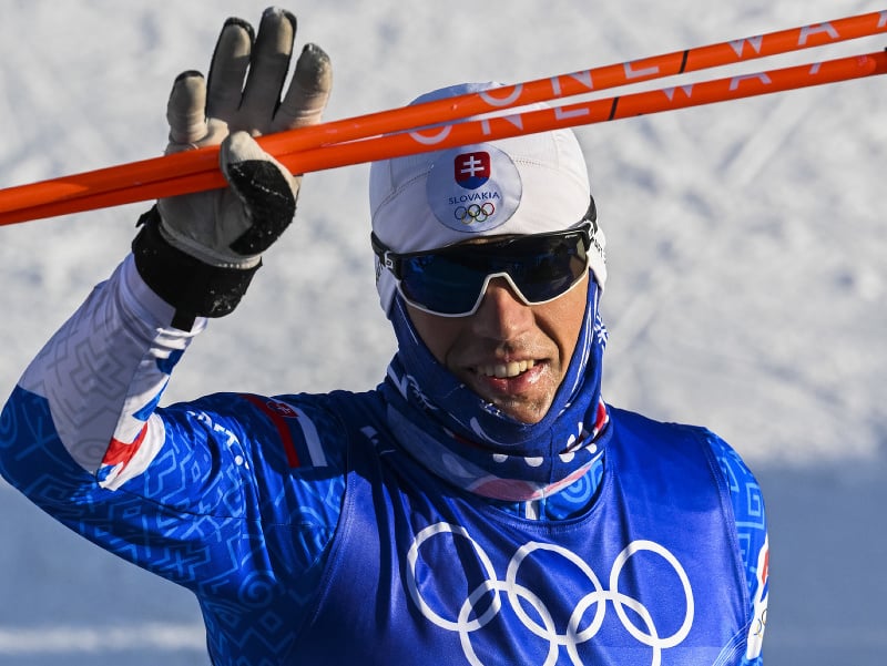 Na snímke slovenský reprezentant v behu na lyžiach Ján Koristek v cieli skiatlonu na 15 km + 15 km na ZOH v Pekingu