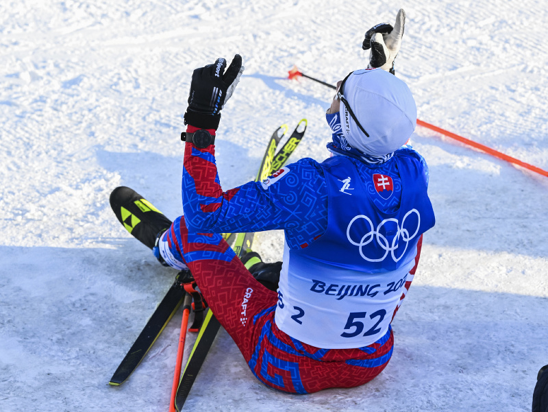 Na snímke slovenský reprezentant v behu na lyžiach Ján Koristek v cieli skiatlonu na 15 km + 15 km na ZOH v Pekingu