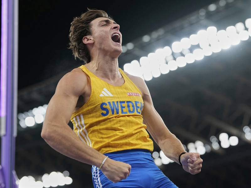 Švédsky fenomén Armand Duplantis oslavuje svetový rekord