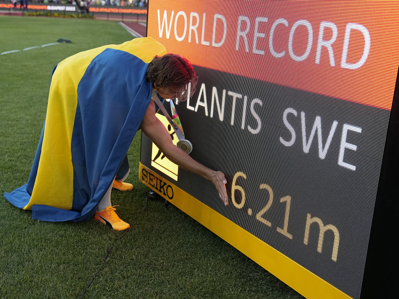  Švédsky skokan o žrdi Armand Duplantis sa stal majstrom sveta v novom svetovom rekorde
