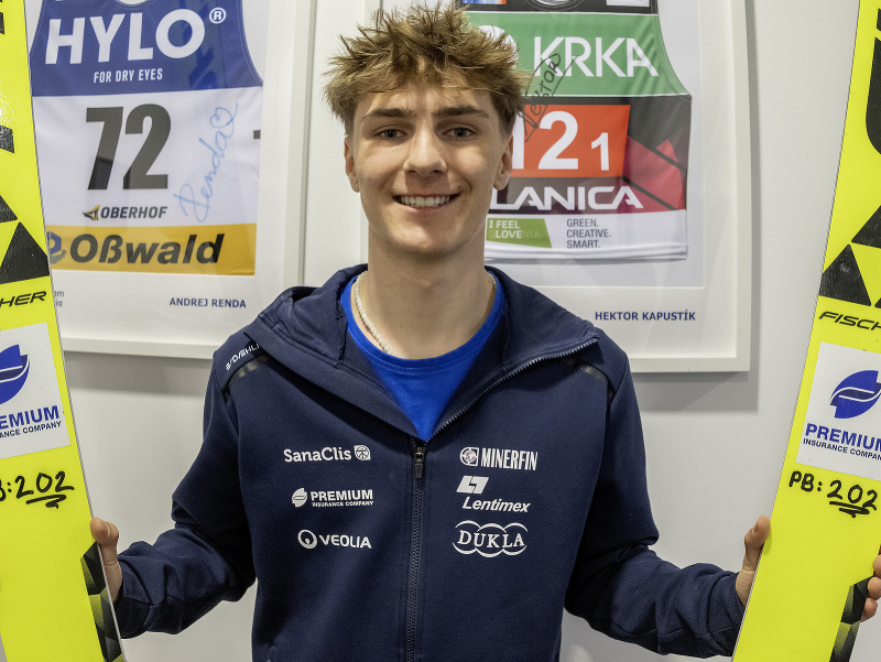 Na snímke slovenský reprezentant v skokoch na lyžiach Hektor Kapustík počas brífingu s novinármi