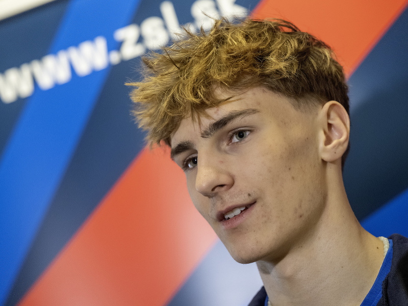 Na snímke slovenský reprezentant v skokoch na lyžiach Hektor Kapustík počas brífingu s novinármi
