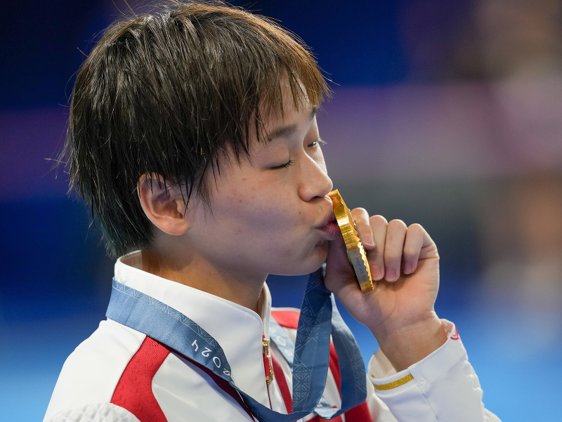 Čínska reprezentantka Čchüan Chung-čchan oslavuje zlatú medailu v skokoch z 10 m veže na olympijských hrách v Paríži