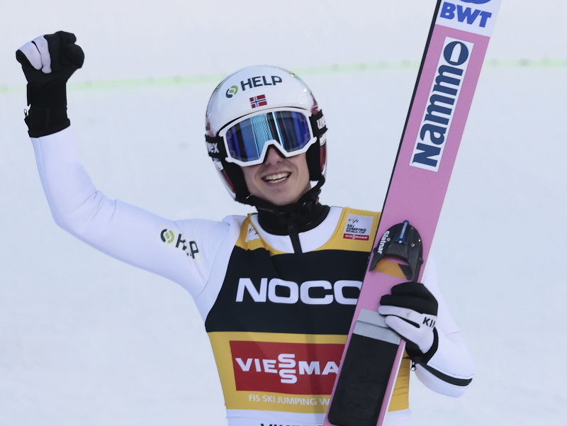 Nórsky skokan Halvor Egner Granerud triumfoval v individuálnej súťaži Svetového pohára v letoch na lyžiach v nórskom Vikersunde.