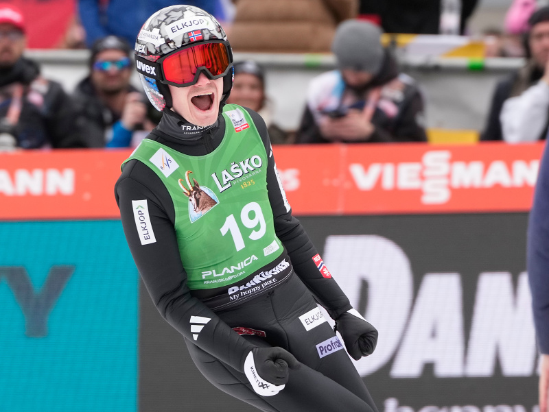Nórsky skokan na lyžiach Marius Lindvik triumfoval v záverečnej súťaži sezóny Svetového pohára 2025/2026. 