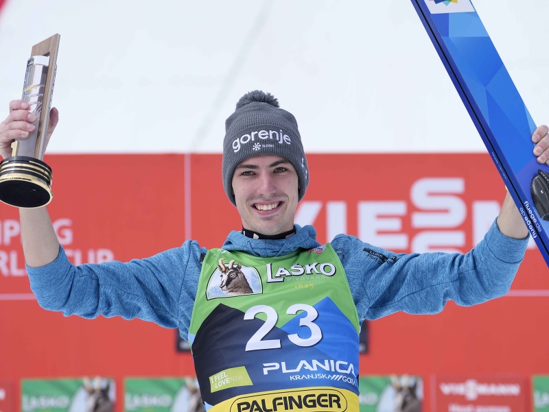 Slovinský skokan na lyžiach Timi Zajc oslavuje víťazstvo v záverečných letoch v domácej Planici