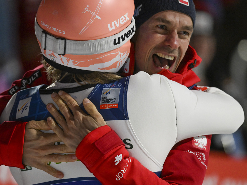 Dawid Kubacki a Piotr Žyla oslavujú triumf v premiérových pretekoch dvojíc