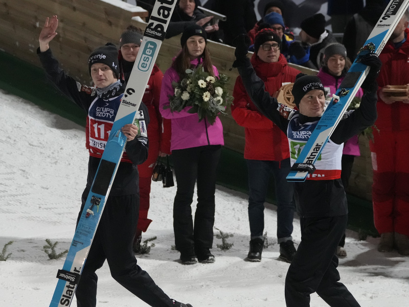  Slovinskí skokani na lyžiach Lovro Kos a Anže Lanišek sa stali víťazmi sobotňajšej súťaže supertímov na podujatí Svetového pohára v poľskej Wisle.
