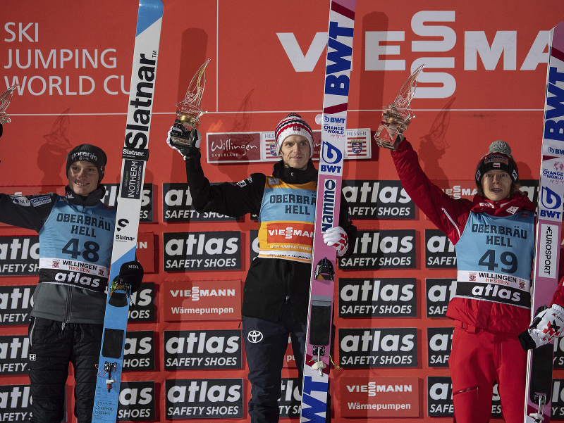 Uprostred  nórsky skokan na lyžiach Halvor Egner Granerud oslavuje víťazstvo v podujatí  Svetového pohára vo Willingene. Vľavo druhý Slovinec Anže Lanišek, vpravo tretí Poliak Dawid Kubacki.