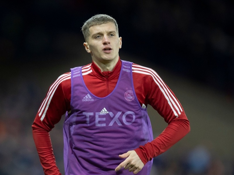 Rozcvičujúci sa slovenský futbalista Patrik Myslovič 