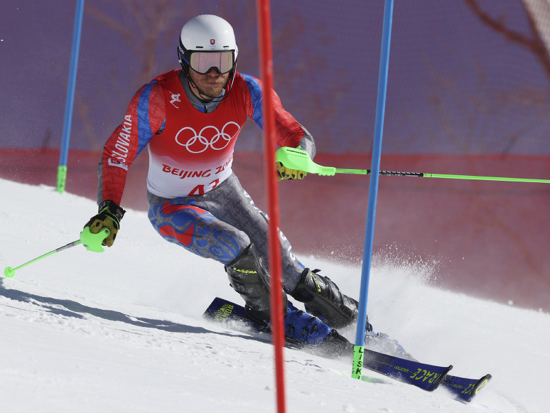 Na snímke slovenský slalomár Adam Žampa v prvom kole slalomu mužov na ZOH 2022 v Pekingu v stredisku Čang-ťia-kchou v stredu 16. februára 2022