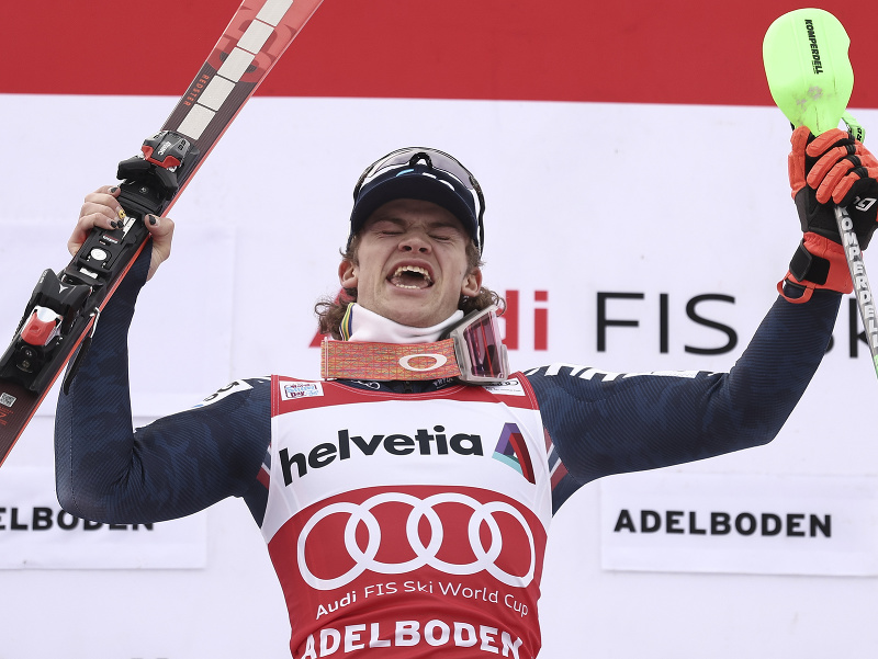 Nórsky lyžiar Lucas Braathen oslavuje víťazstvo v slalome Svetového pohára vo švajčiarskom Adelbodene