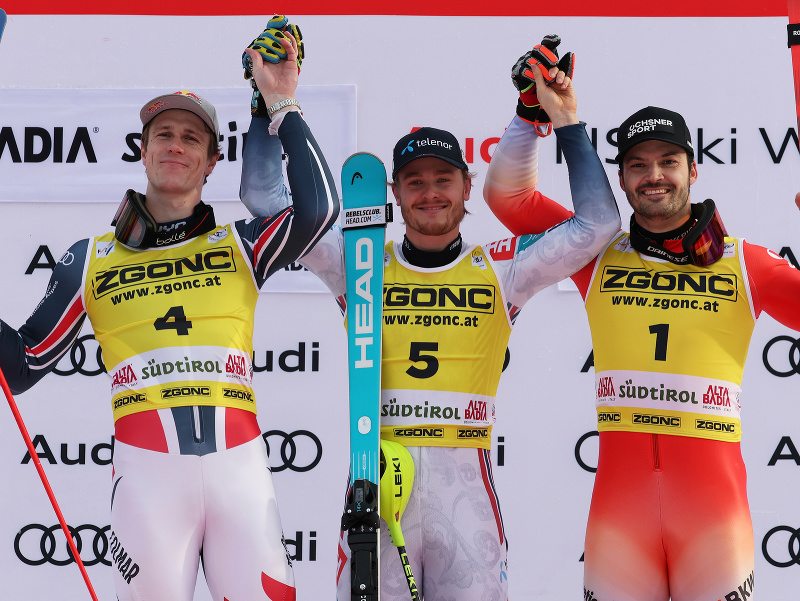 Stupeň víťazov po slalome mužov v Alta Badia - zľava Clement Noel, v strede víťaz Atle Lie McGrath a vpravo bronzový Loic Meillard