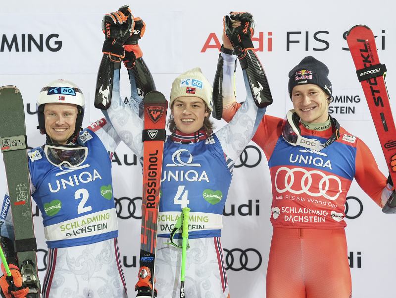 Nór Alexander Steen Olsen (uprostred) sa teší z výhry v nočnom obrovskom slalome Svetového pohára alpských lyžiarov v rakúskom stredisku Schladming. Druhý skončil jeho krajan Henrik Kristoffersen (vľavo), tretí bol Švajčiar Marco Odermatt