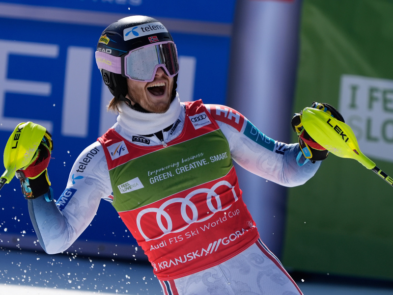 Nórsky lyžiar Atle Lie McGrath sa teší z triumfu v slalome Svetového pohára v alpskom lyžovaní v slovinskej Krajnskej Gore