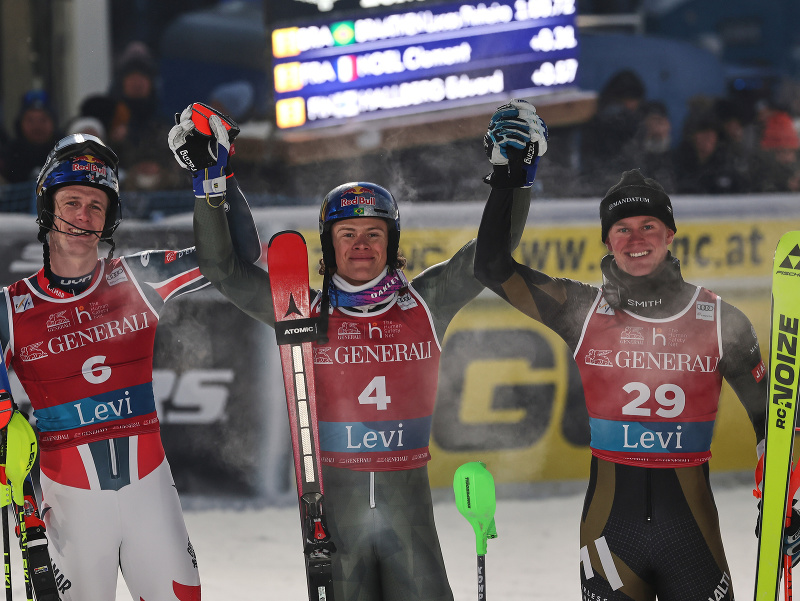 Druhý Clement Noel, víťaz Lucas Pinheiro Braathen a tretí domáci Eduard Hallberg 