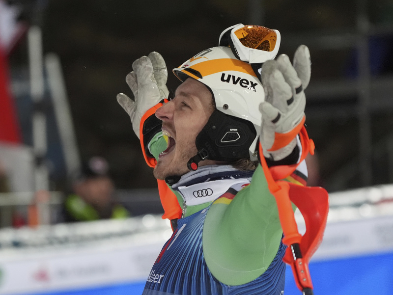 Nemecký lyžiar Linus Strasser oslavuje víťazstvo v slalome Svetového pohára v alpskom lyžovaní mužov v rakúskom Schladmingu