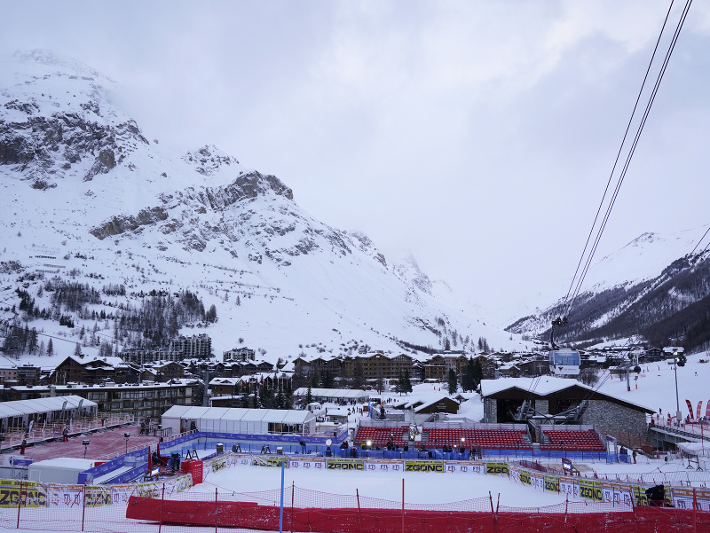 Cieľová zóna po zrušení slalomu Svetového pohára alpských lyžiarov vo francúzskom stredisku Val d'Isere