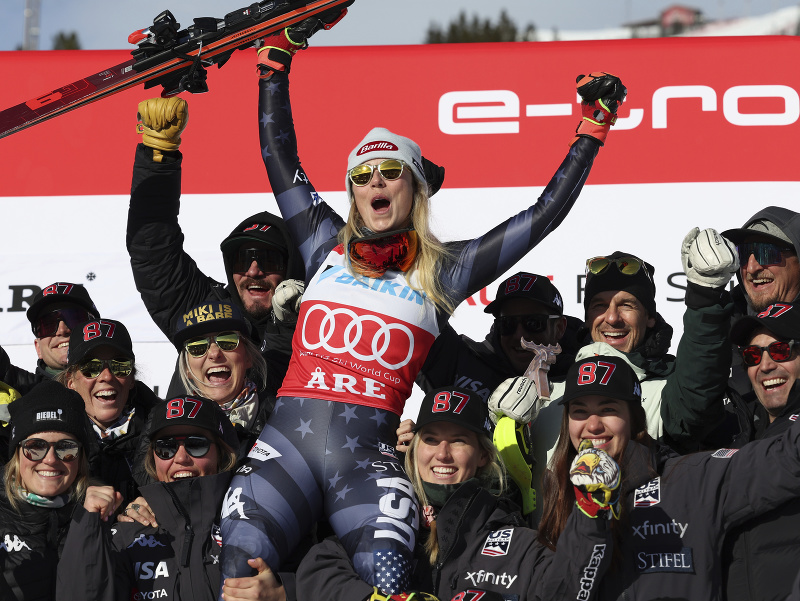 Mikaela Shiffrinová sa teší so svojím tímom po triumfe v slalome Svetového pohára v alpskom lyžovaní vo švédskom Are
