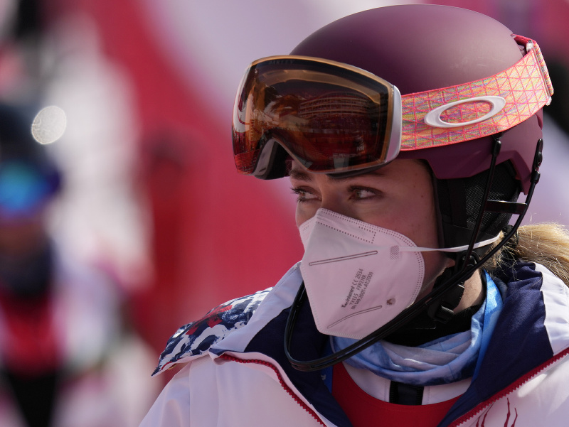 Americká lyžiarka Mikaela Shiffrinová po vypadnutí v slalome na ZOH 2022