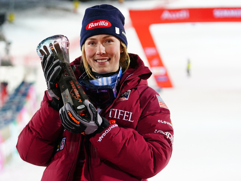 Američanka Mikaela Shiffrinová sa raduje z víťazstva v slalome Svetového pohára alpských lyžiarok v rakúskom Semmeringu