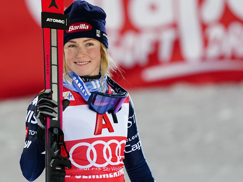 Američanka Mikaela Shiffrinová sa raduje z víťazstva v slalome Svetového pohára alpských lyžiarok v rakúskom Semmeringu