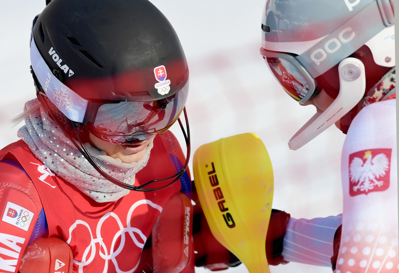 Na snímke vľavo smutná slovenská lyžiarka Rebeka Jančová po tom, čo nedokončila prvé kolo a vpravo Poľka Zuzanna Csapská v 1.kole slalomu žien v alpskom lyžovaní na ZOH 2022 v Pekingu,