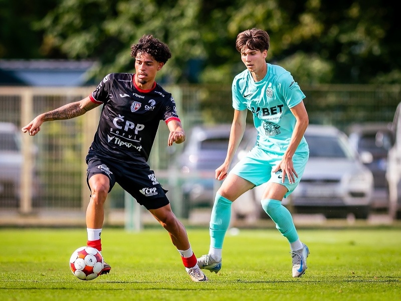 André Leipold v drese Pardubíc pri lopte